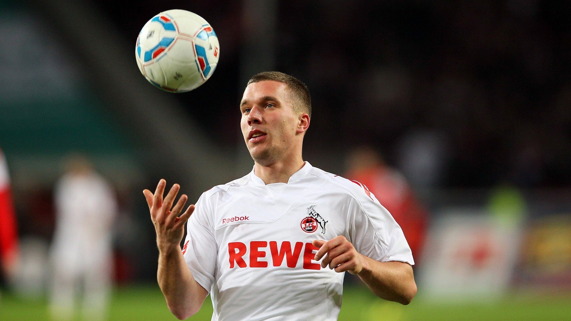 开云·体育官网APP下载-【球迷热情】现场粉丝互动点燃赛场火焰，球迷和粉丝